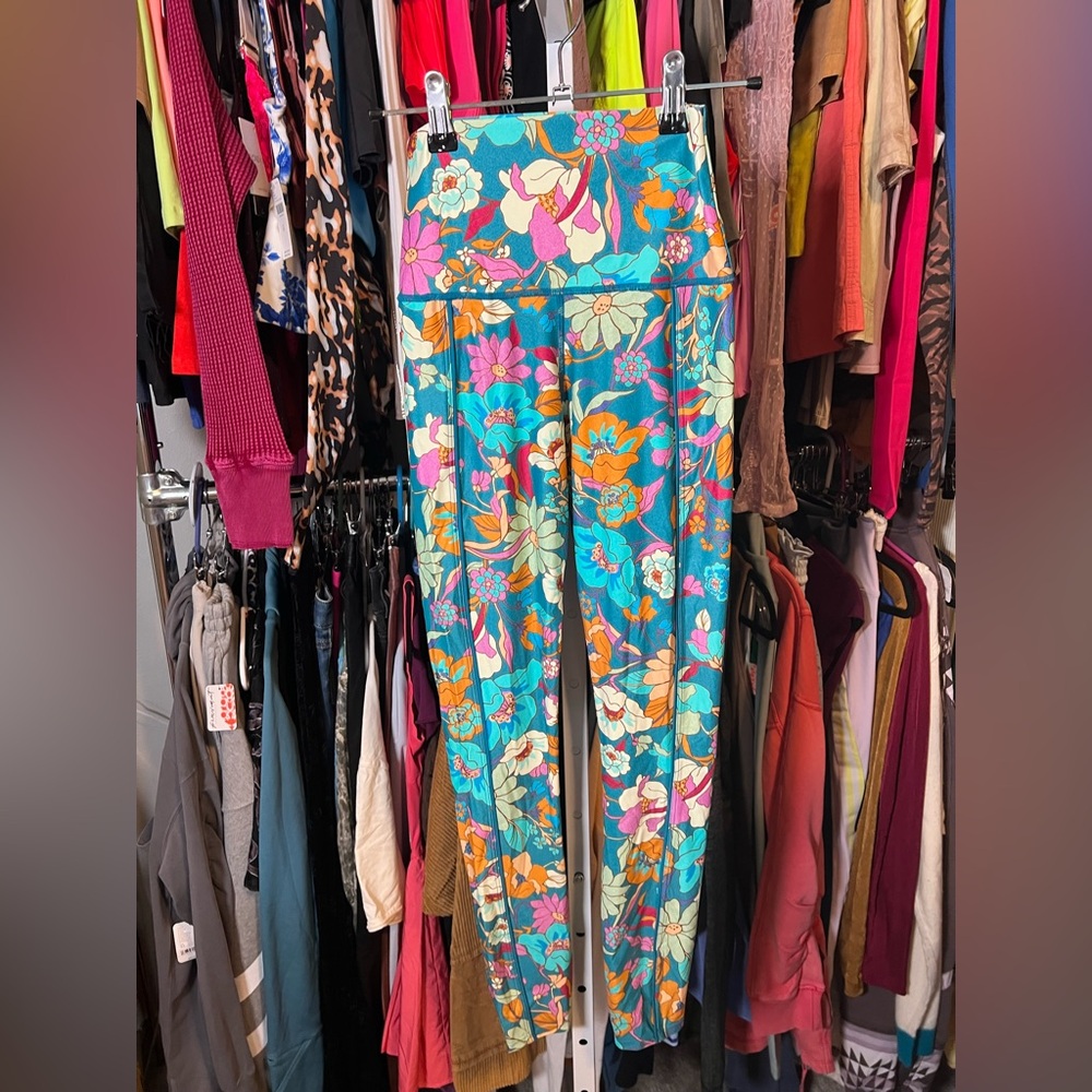 NWOT New Beach Bunny Spencer floral workout leggings and bra top set - Picture 8 of 9